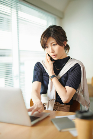 オフィスで電話する女性