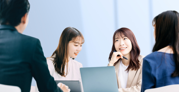 会議中の女性